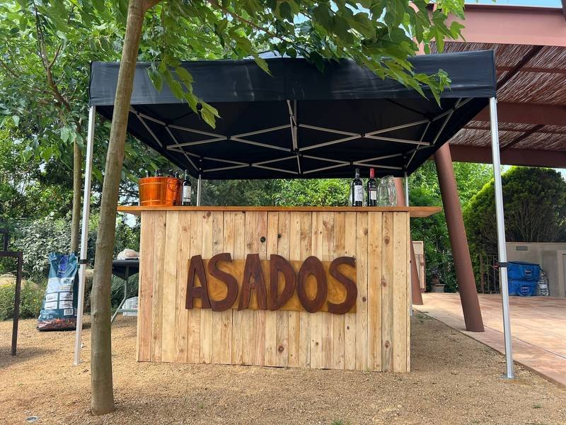 Letrero de madera con la palabra Asados en un evento