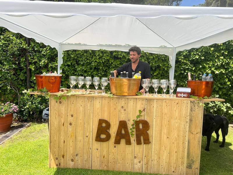 Barra de bebidas montada para un evento al aire libre