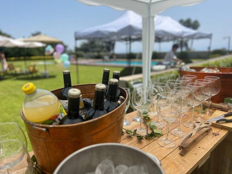 Barra de bebidas montada al aire libre para un evento