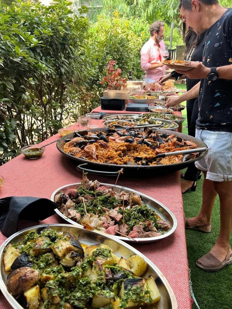 Bufé de paella y pinchos de carne en un evento
