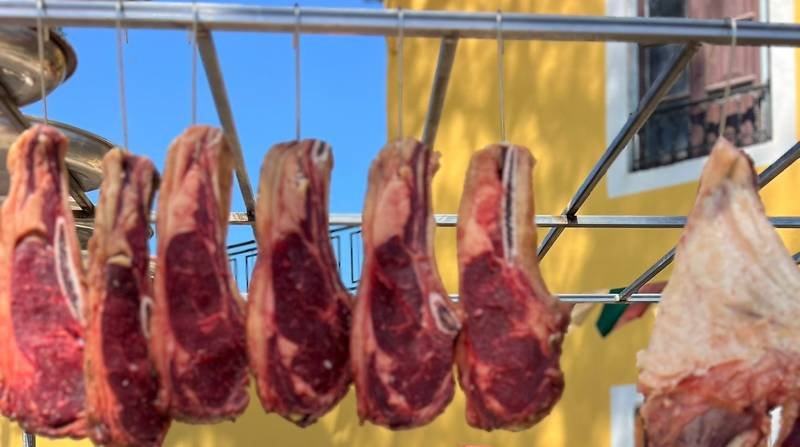 Cortes de carne colgados antes de ir al fuego