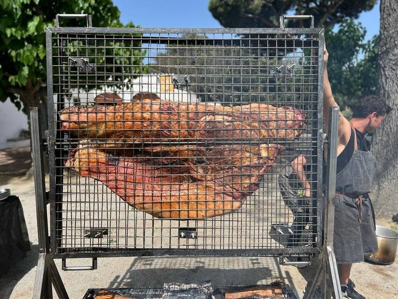 Gran parrillada de costillar sobre reja de hierro