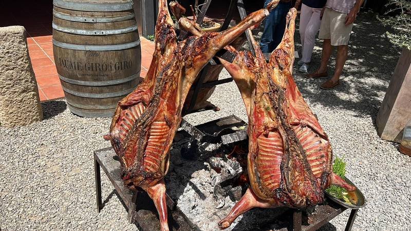 Dos cruces de cordero junto al fuego en un evento