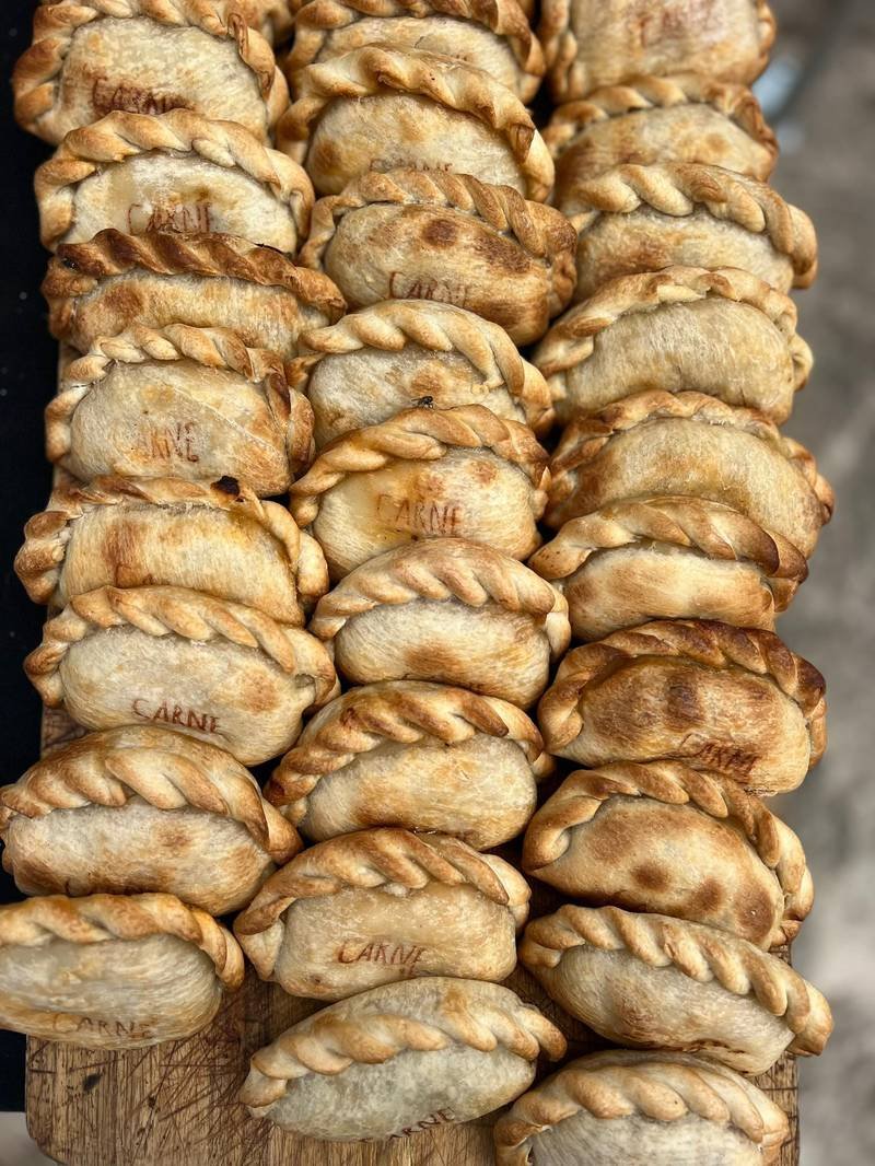 Filas de empanadas de carne recién horneadas