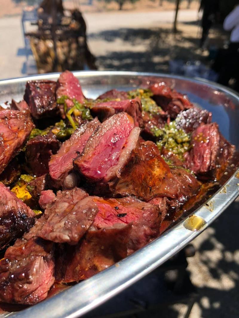 Entraña cortada en tabla con chimichurri