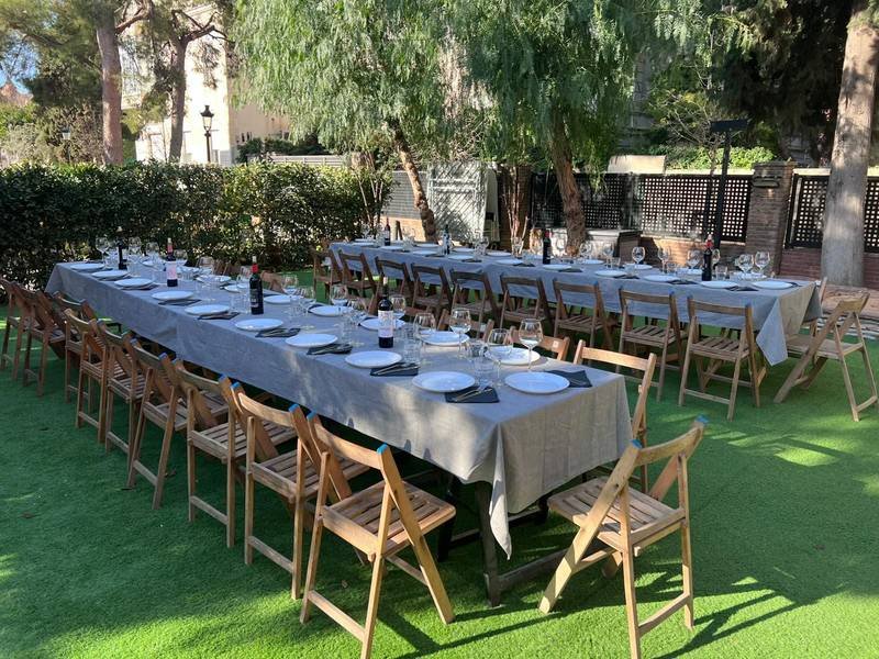 Mesa larga montada para un evento de empresa