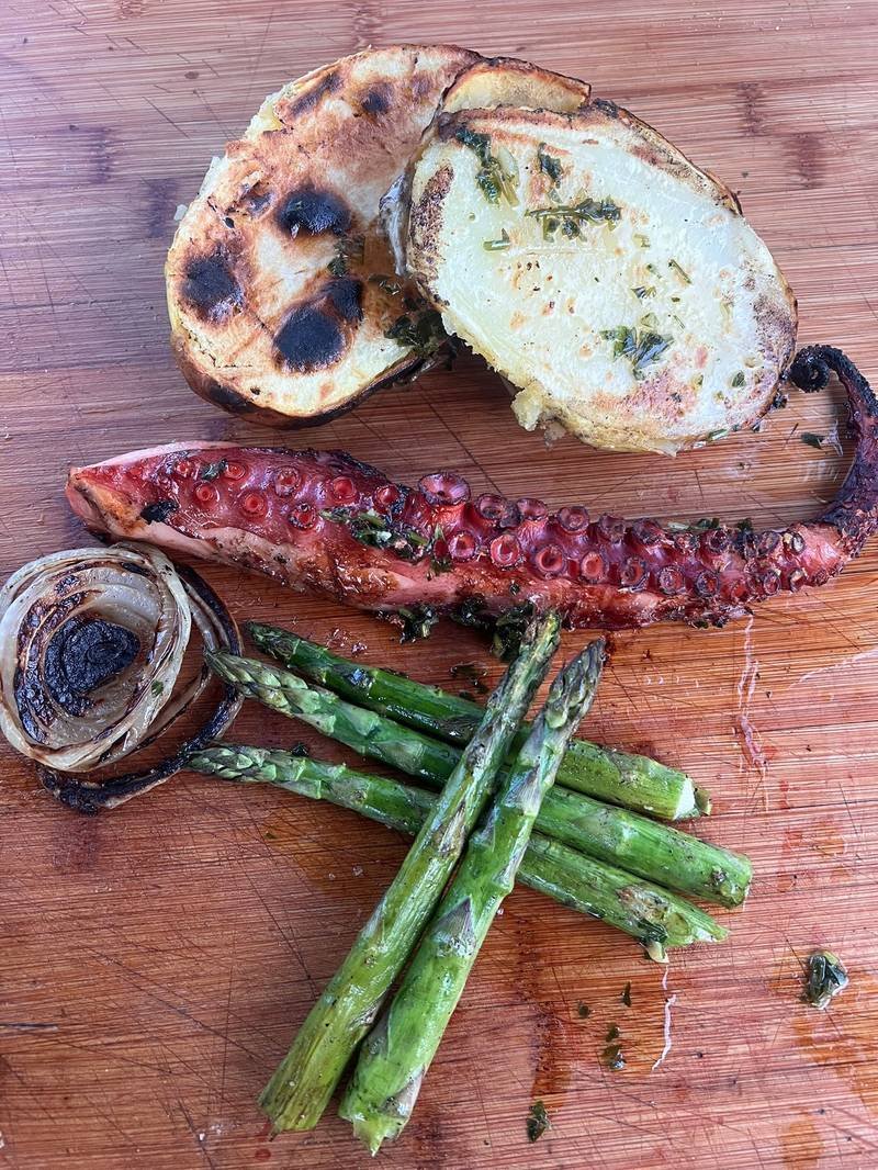 Plato de pulpo a la parrilla con espárragos, cebolla y patata asada